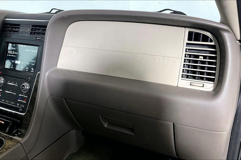 Used 2016 Lincoln Navigator Select image 12