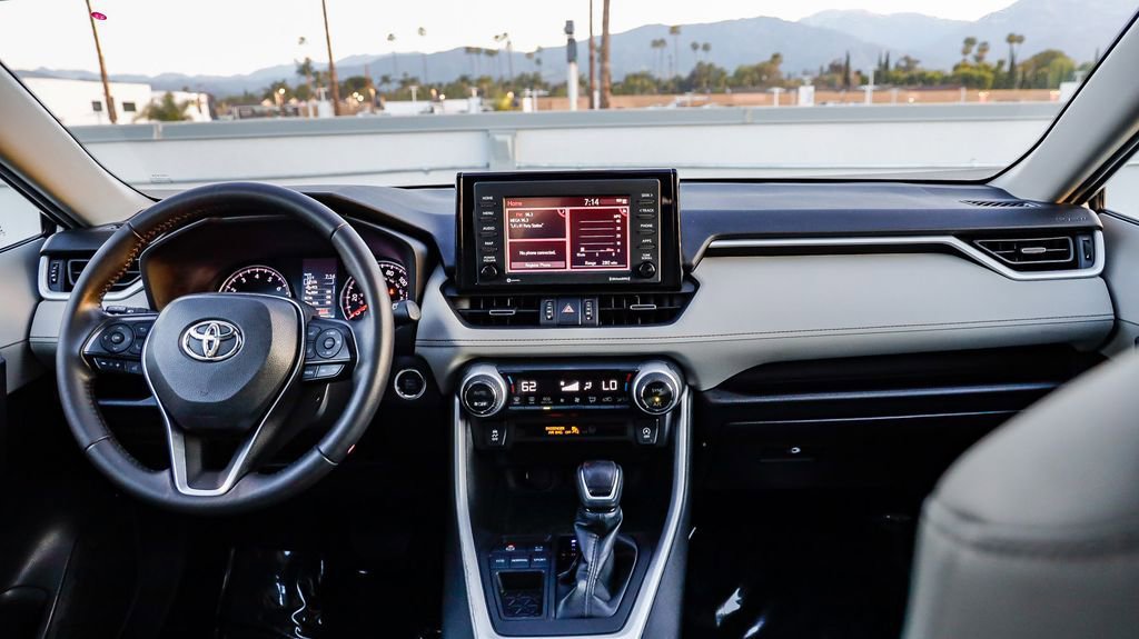 Used 2022 Toyota RAV4 XLE Premium image 15