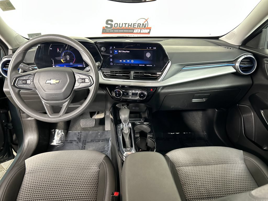 Used 2025 Chevrolet Trax LT FWD image 17