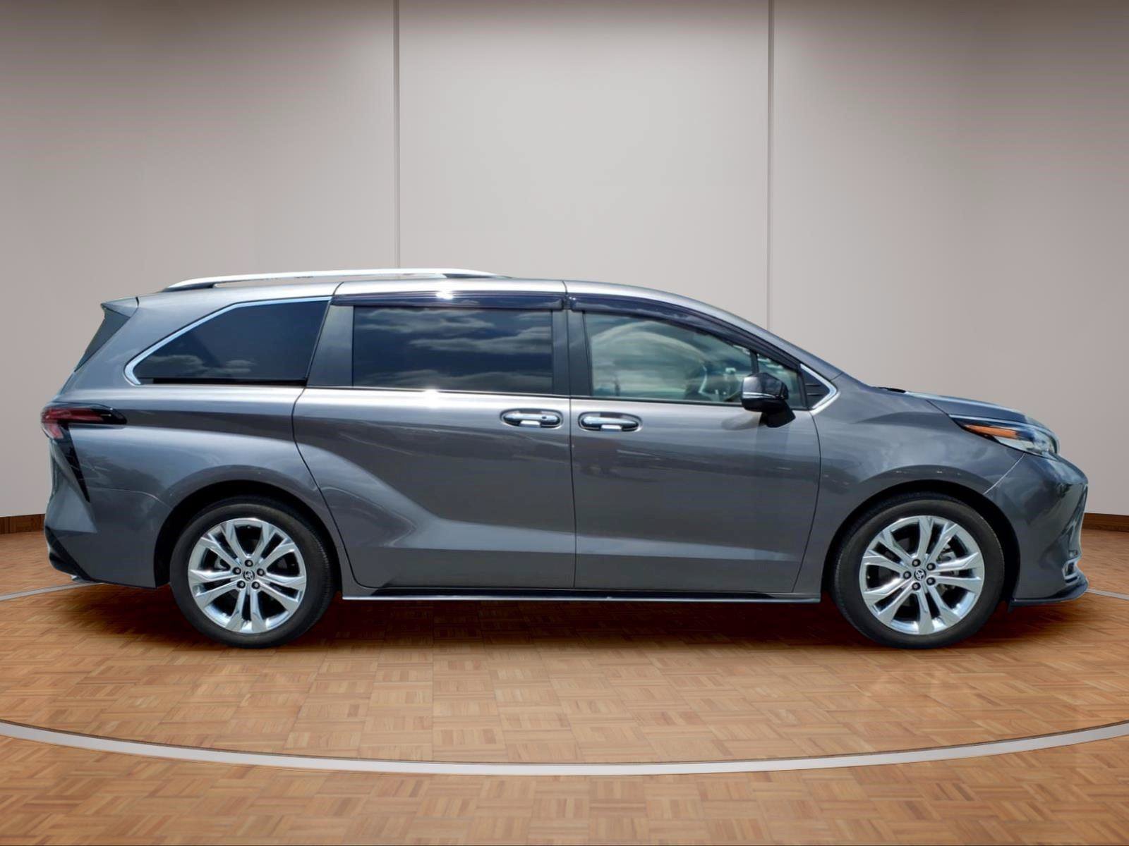 Used 2022 Toyota Sienna Platinum FWD image 7