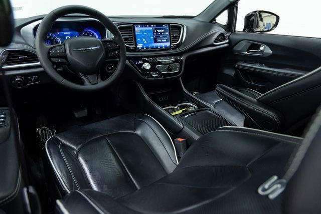 Used 2025 Chrysler Pacifica Limited image 20