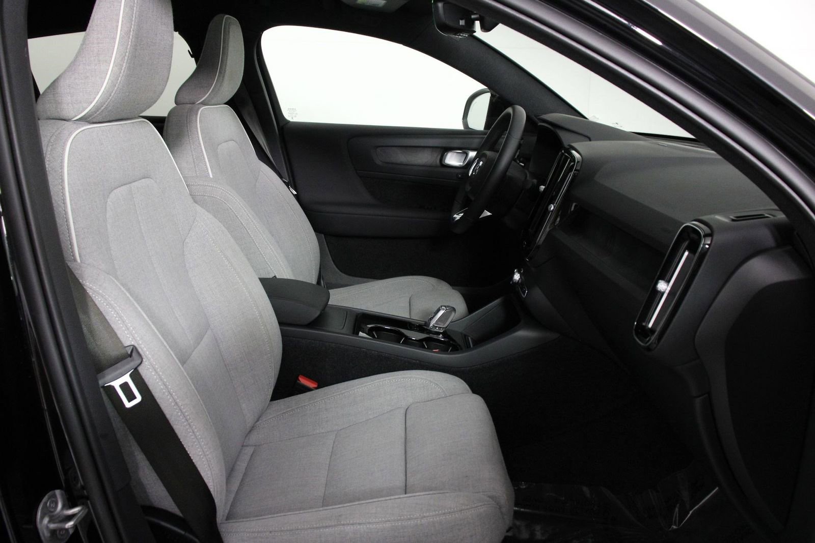 Used 2023 Volvo C40 P8 Recharge Ultimate image 27