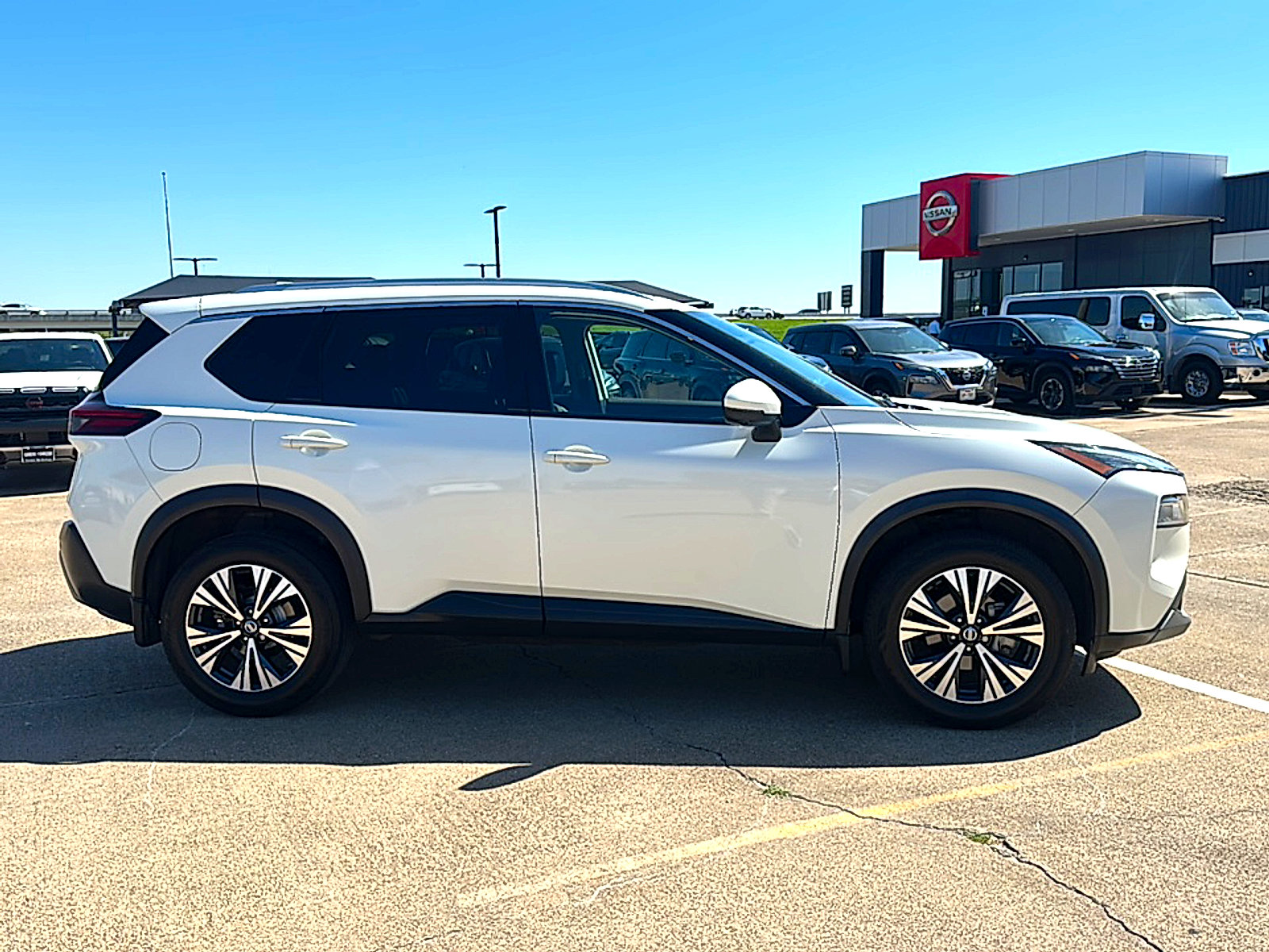 Used 2021 Nissan Rogue SV w/ Premium Package image 9