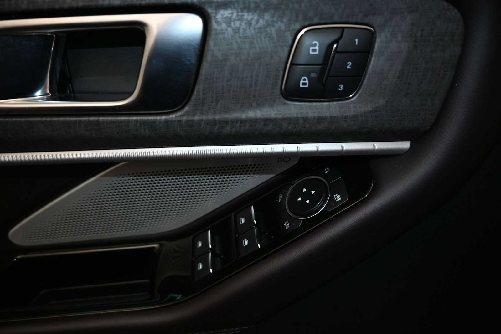 Certified 2025 Ford Explorer Platinum RWD image 4