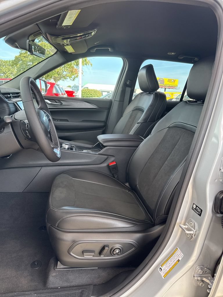 New 2025 Jeep Grand Cherokee Altitude AWD/4WD image 10