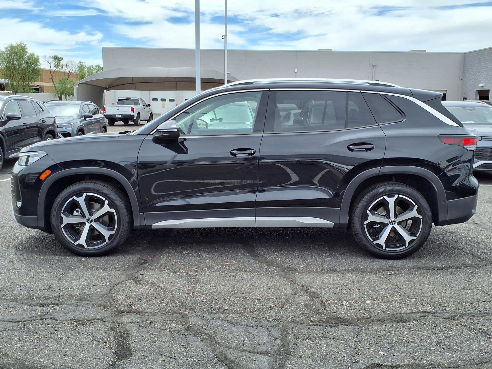 New 2026 Volkswagen Tiguan SE FWD image 2