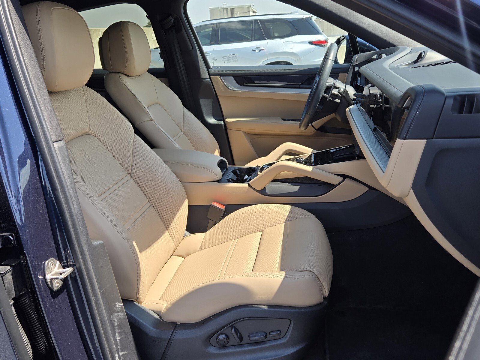 Used 2025 Porsche Cayenne Coupe image 12