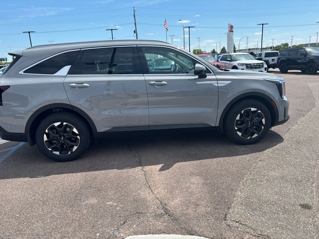 Used 2025 Kia Sorento S w/ Panoramic Sunroof Package FWD image 4