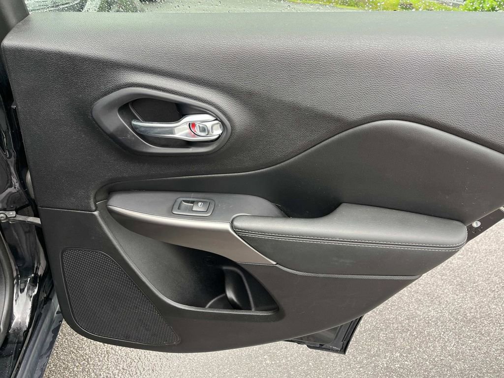 Used 2020 Jeep Cherokee Limited image 19