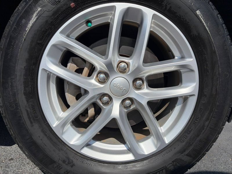 Used 2023 Jeep Grand Cherokee Laredo X AWD/4WD image 34