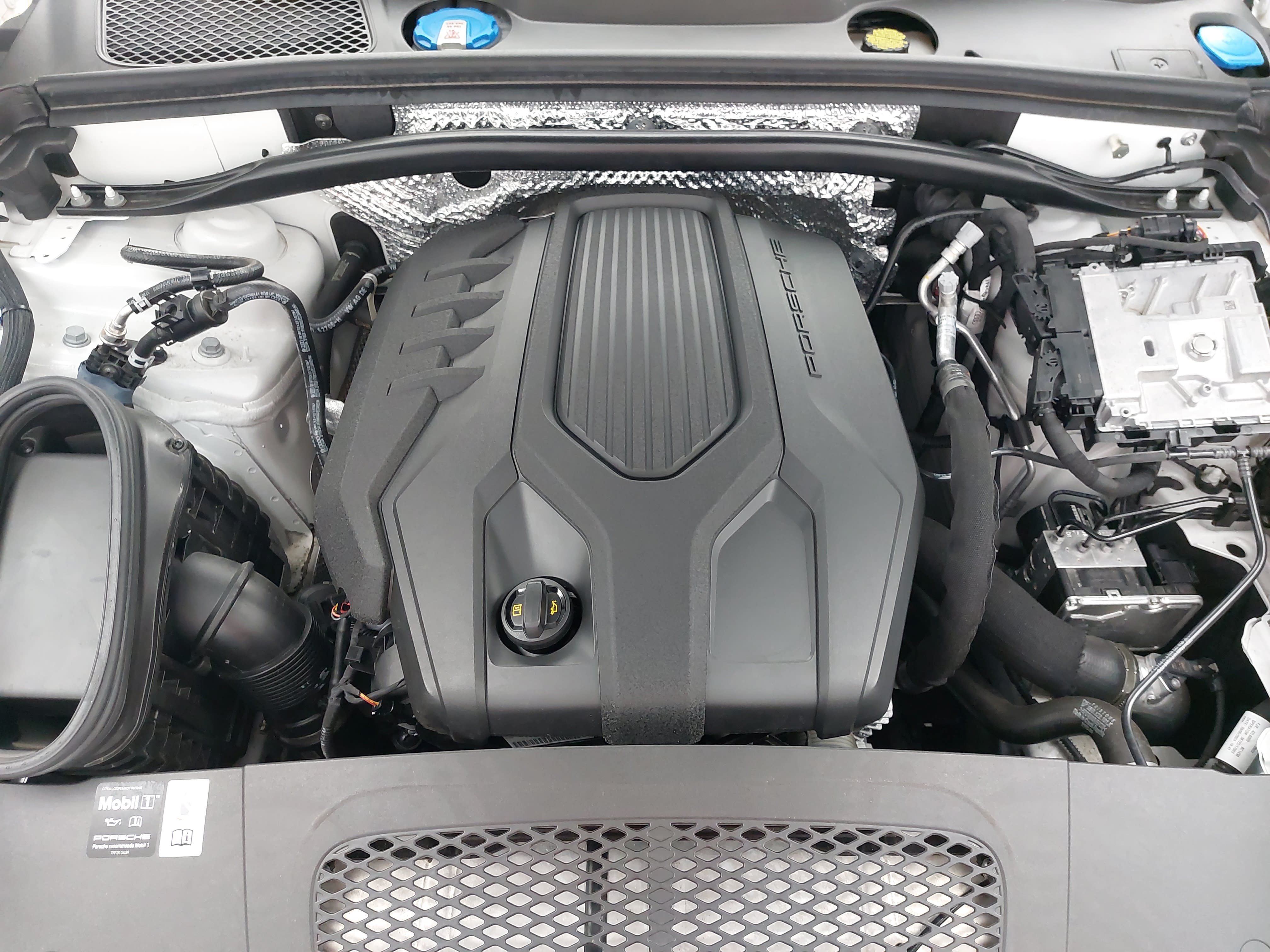 Certified 2025 Porsche Macan AWD/4WD image 33
