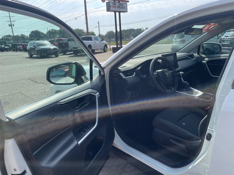 Used 2022 Toyota RAV4 LE FWD image 4