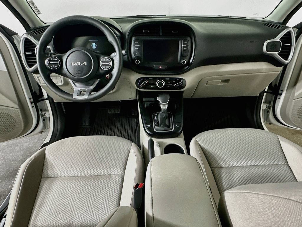 Used 2025 Kia Soul LX w/ LX Technology Package FWD image 16