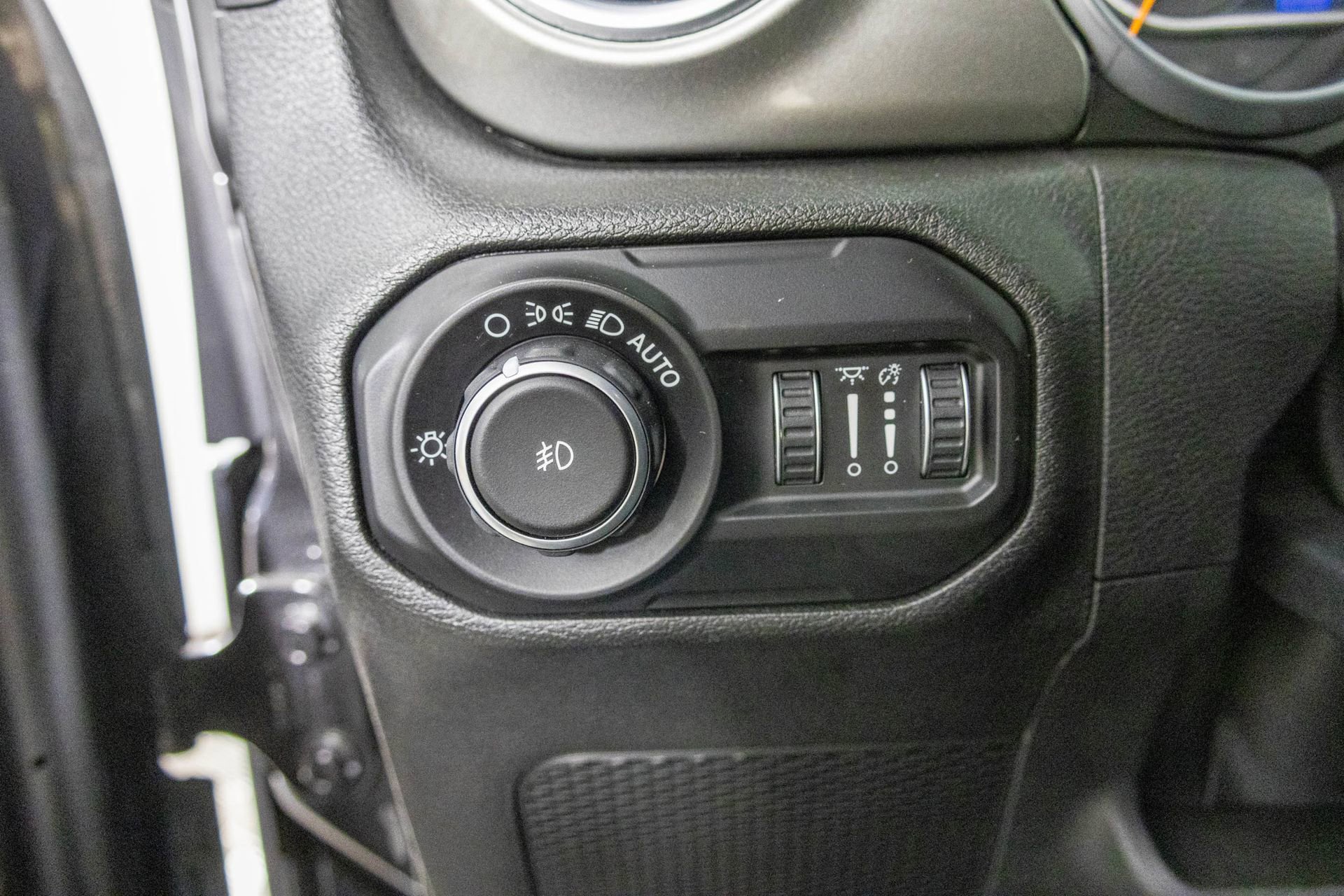 Used 2018 Jeep Wrangler Unlimited Sahara image 20