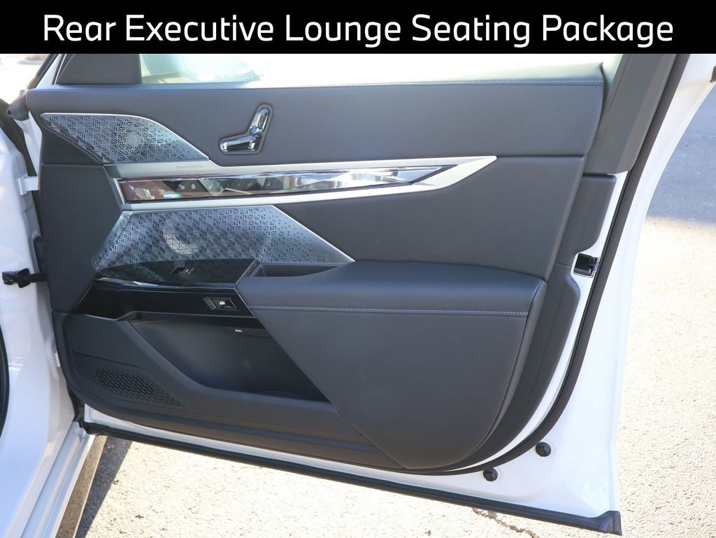 Certified 2025 BMW 760i xDrive image 12