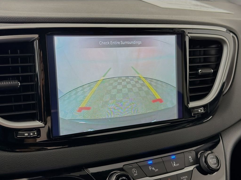 Used 2025 Chrysler Pacifica Select image 18