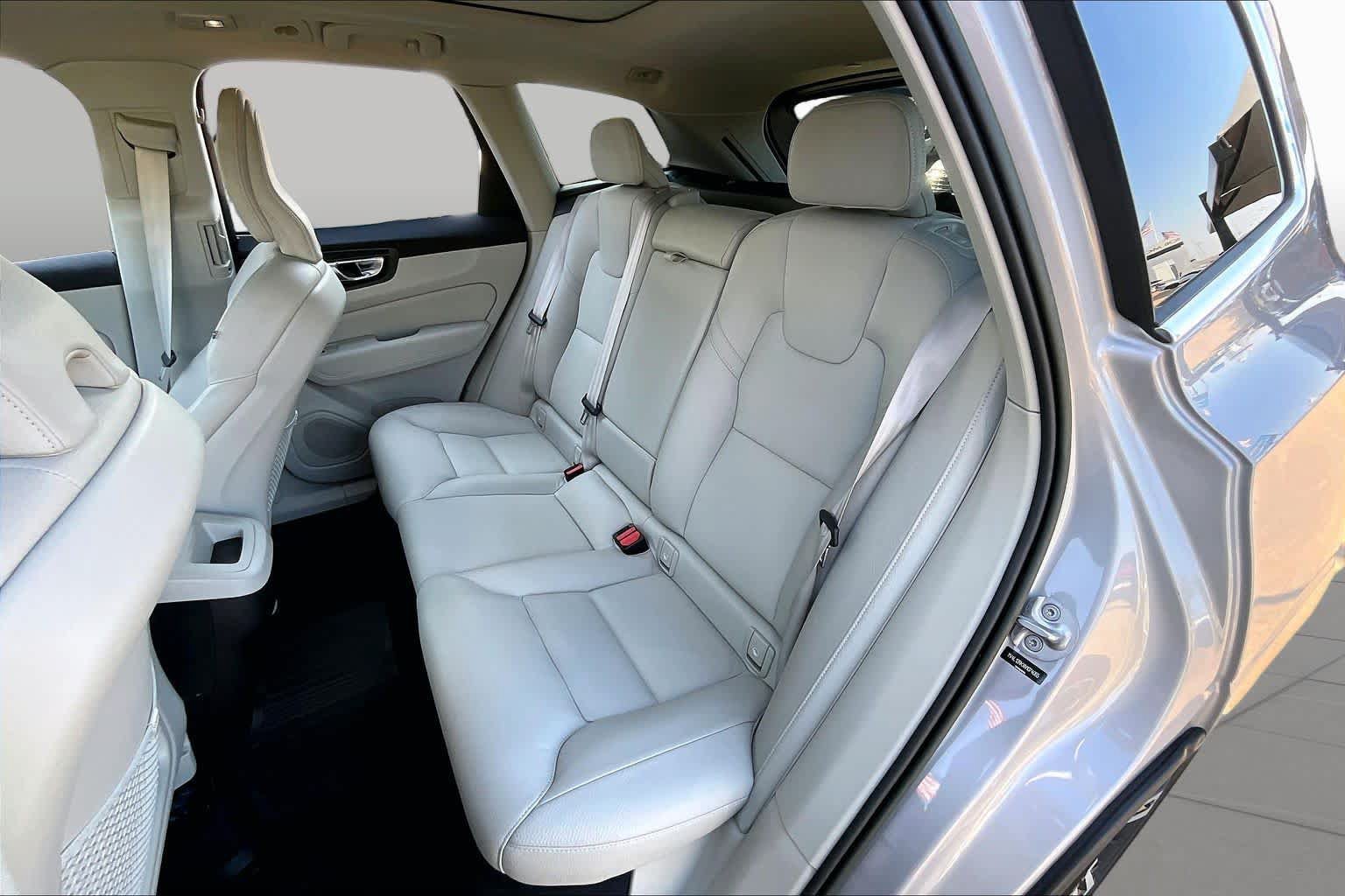 Used 2022 Volvo XC60 B5 Momentum w/ Protection Package Premier AWD/4WD image 18