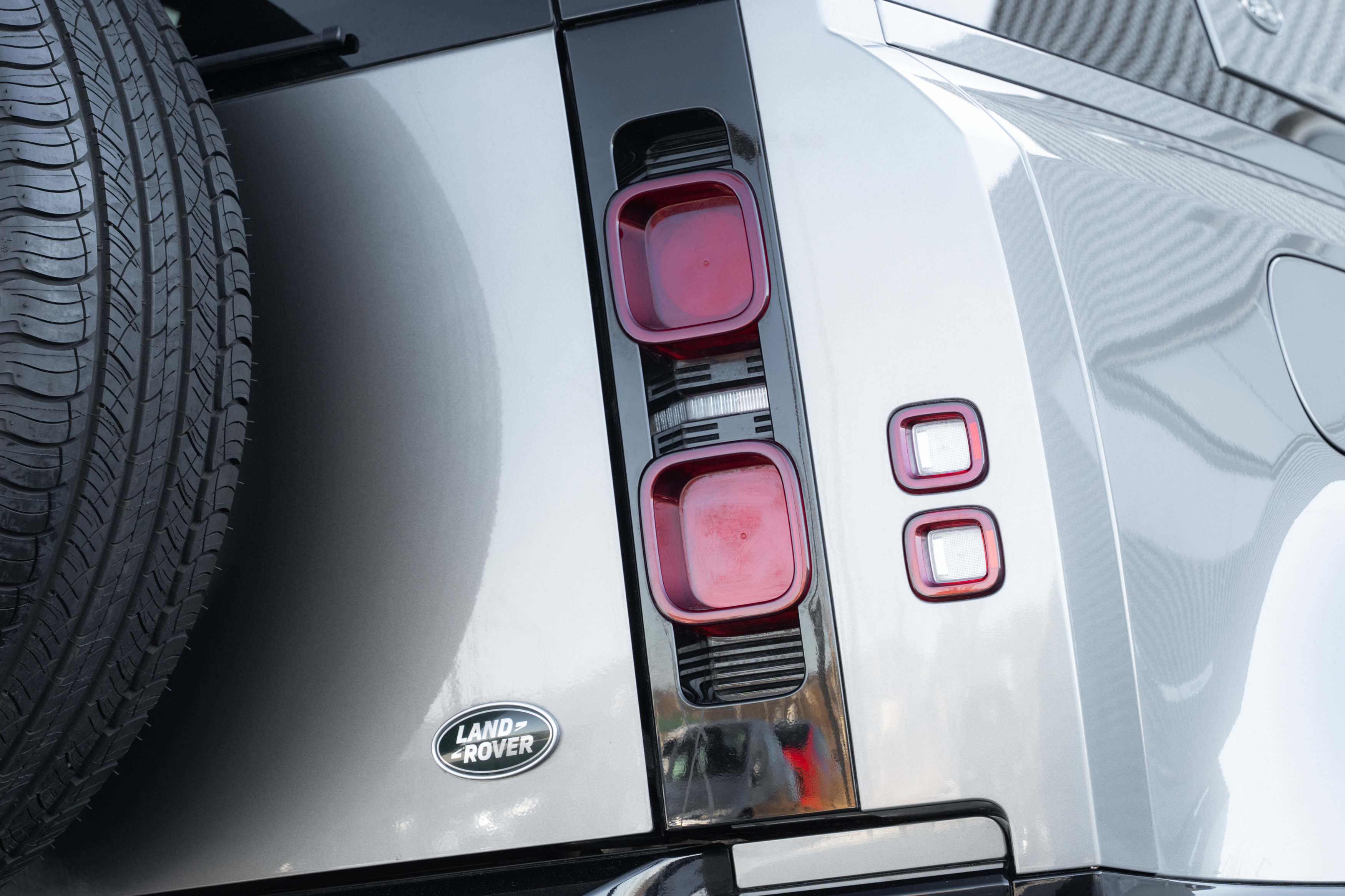 Used 2023 Land Rover Defender 90 X-Dynamic SE image 30