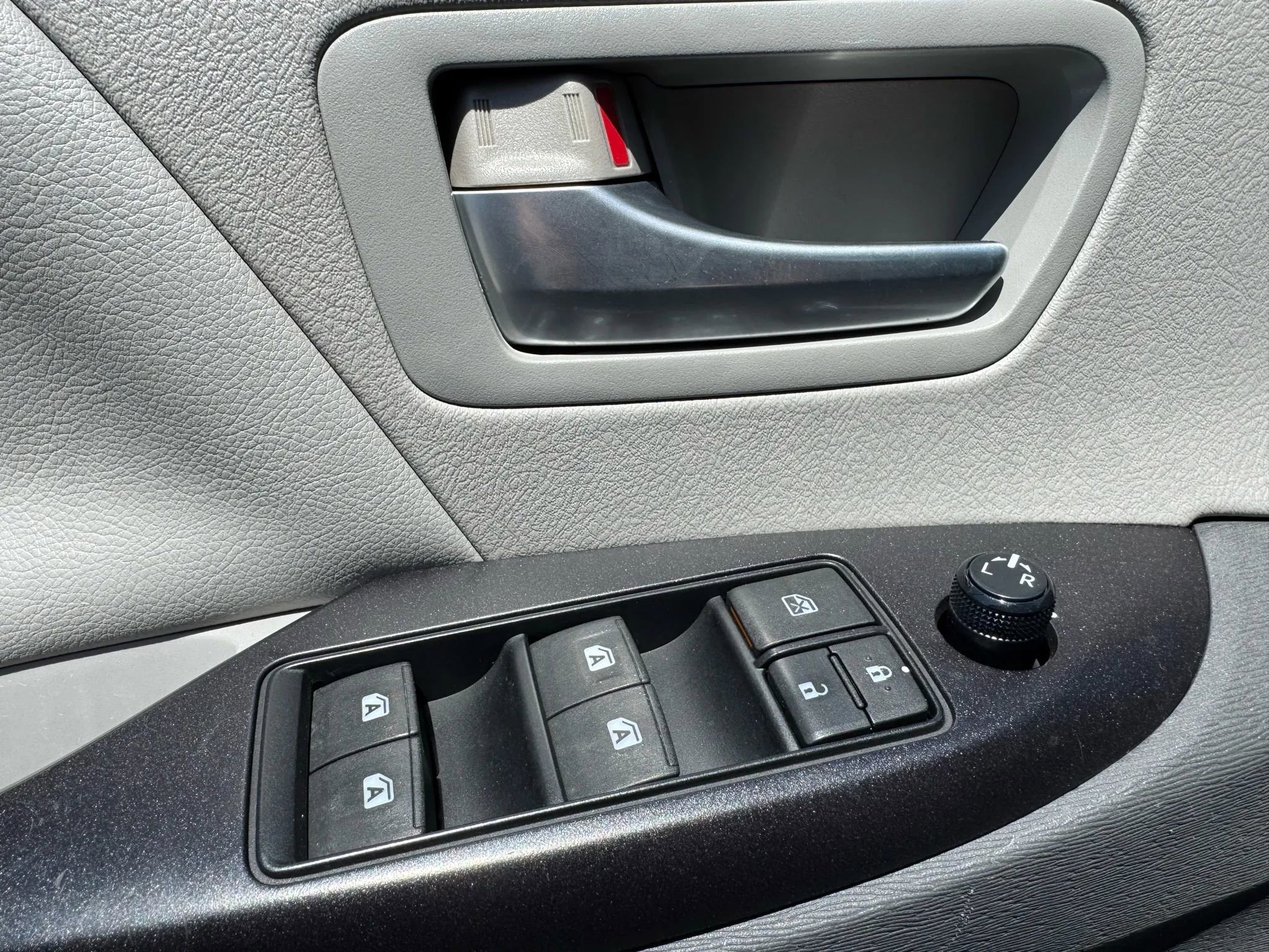 Used 2015 Toyota Sienna LE image 22