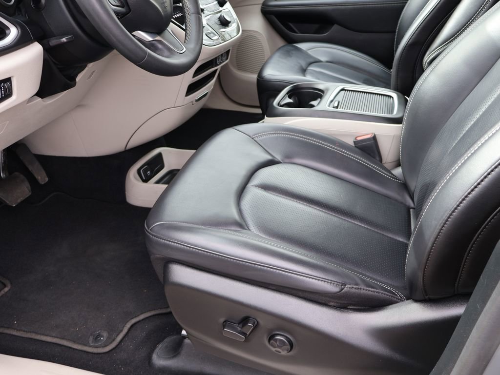 Used 2023 Chrysler Pacifica Touring-L image 20