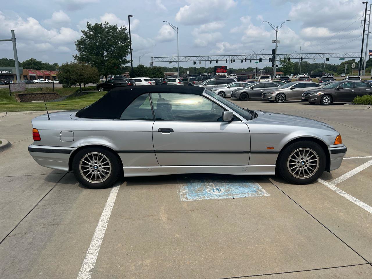 Used 1999 BMW 323i Convertible RWD image 4