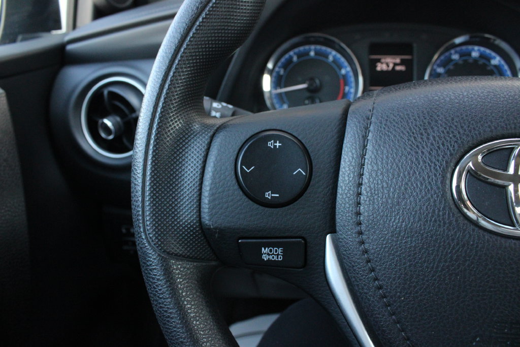 Used 2018 Toyota Corolla LE FWD image 12