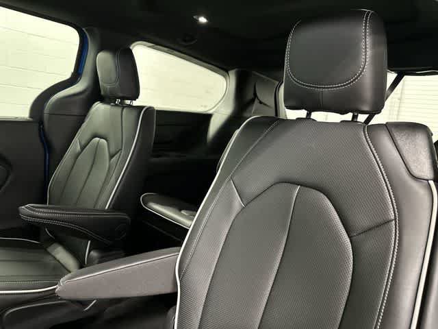 Used 2026 Chrysler Pacifica Limited FWD image 14