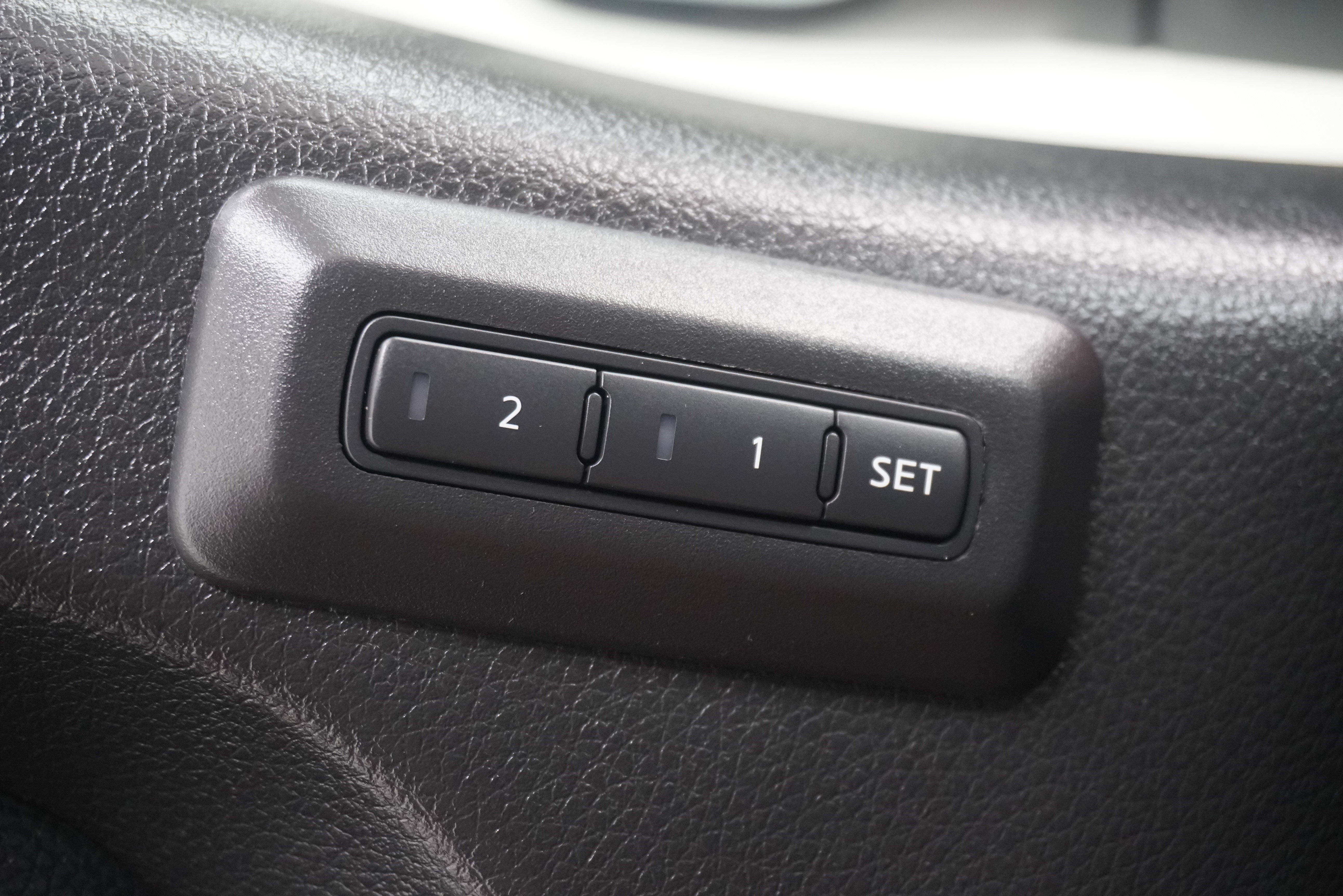 Used 2021 Nissan Titan PRO-4X w/ Pro-4x Convenience Package AWD/4WD image 16