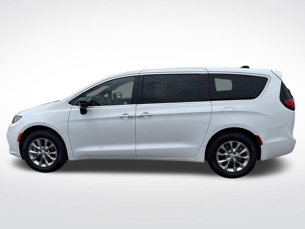 Used 2026 Chrysler Pacifica Limited AWD/4WD image 2