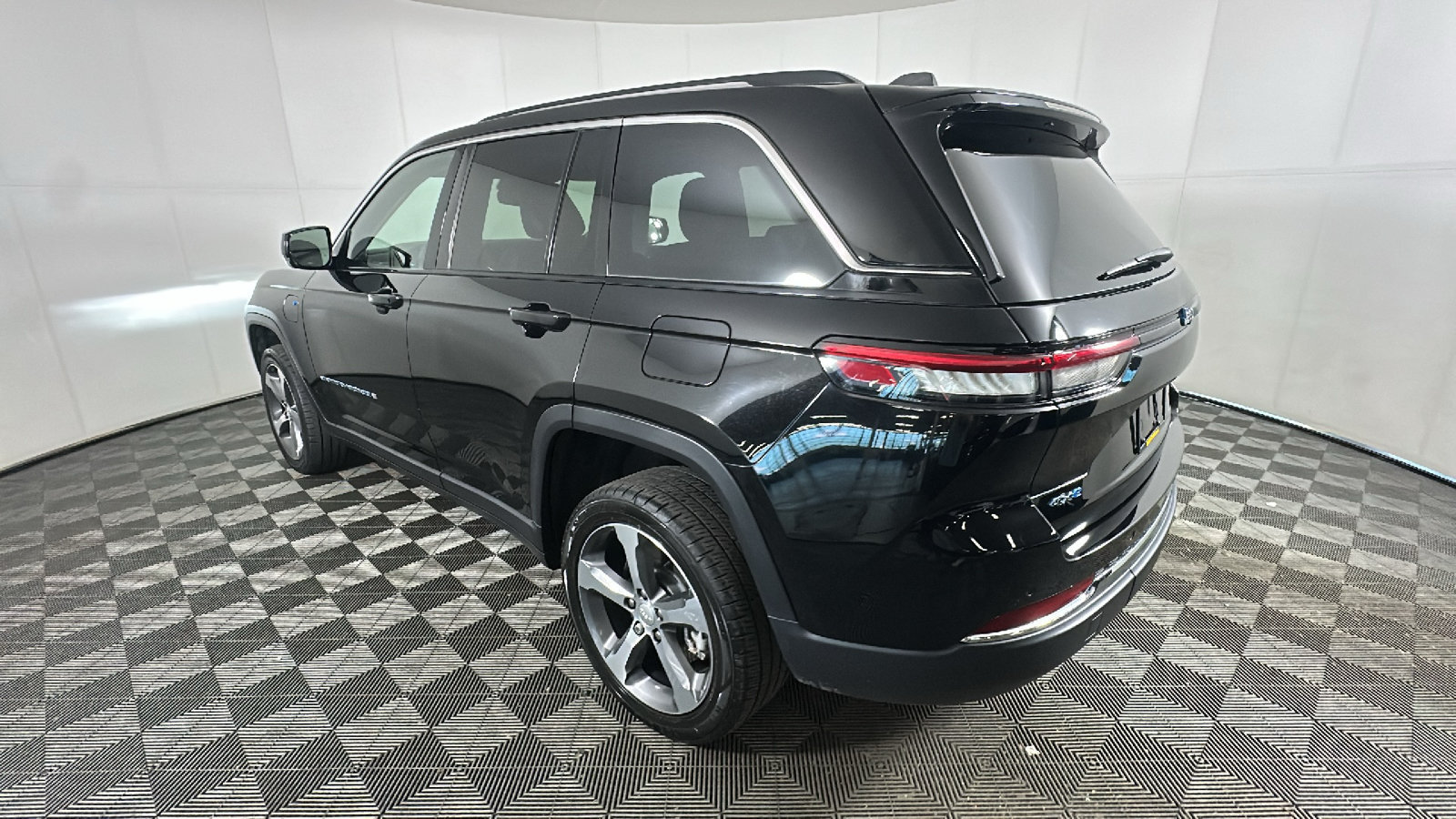 Used 2023 Jeep Grand Cherokee 4WD 4xe image 5