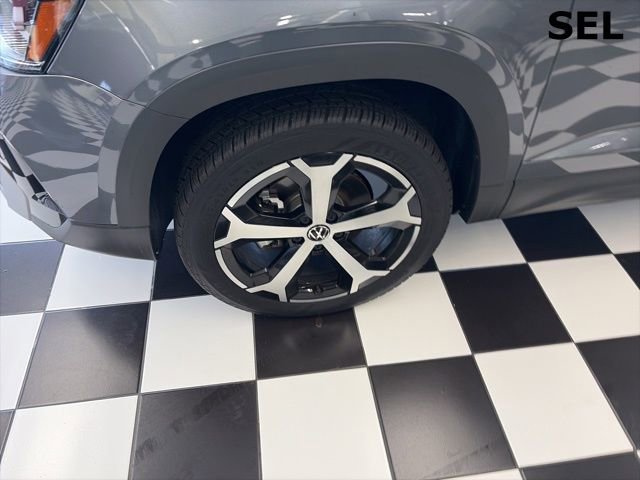 Certified 2025 Volkswagen Taos SEL image 5