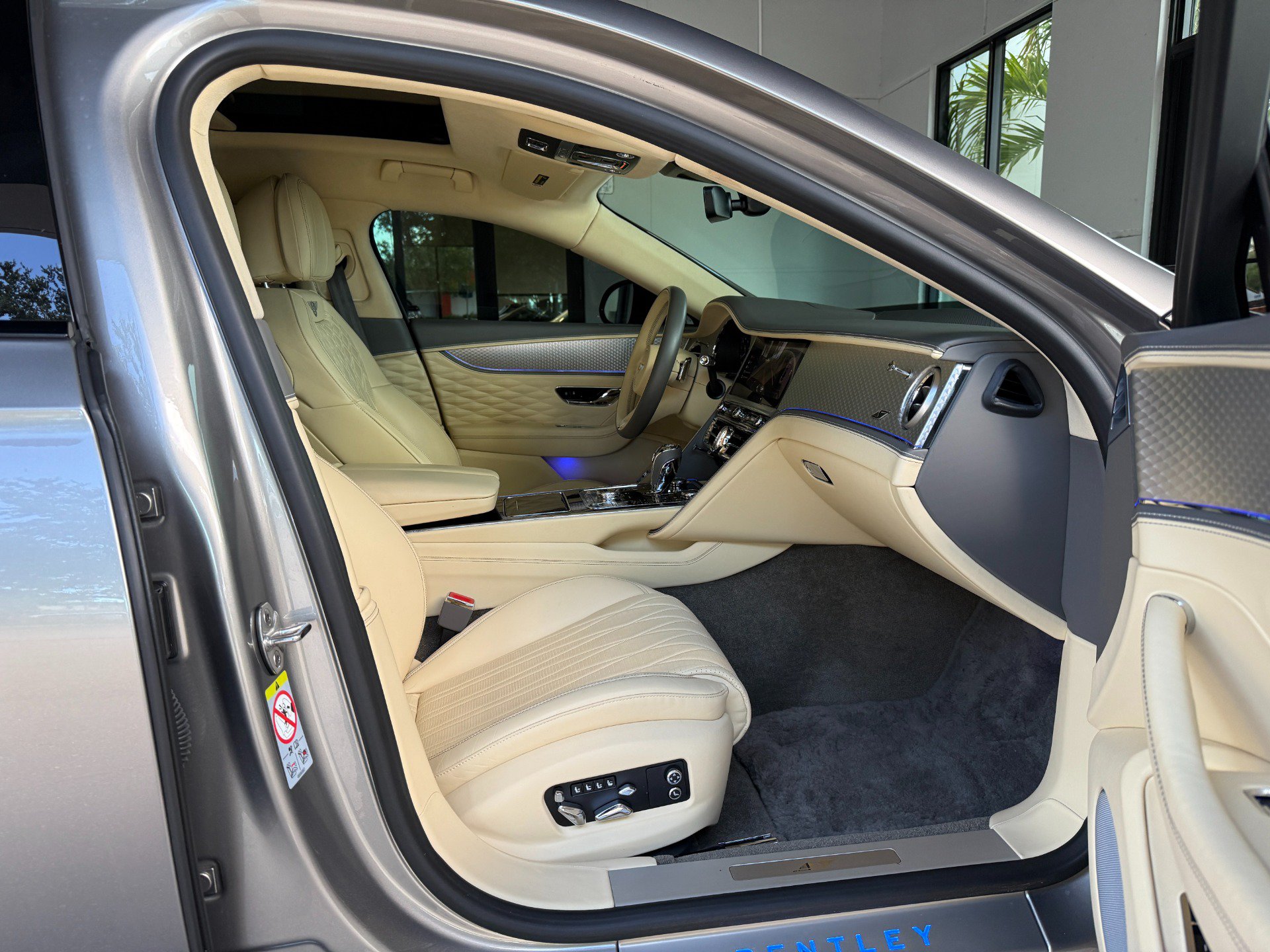 Used 2023 Bentley Flying Spur V8 AWD/4WD image 31
