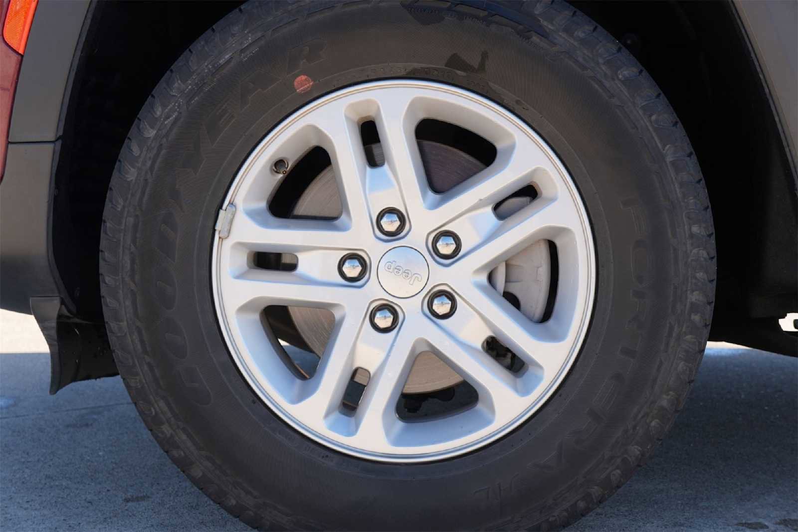 Used 2023 Jeep Grand Cherokee Laredo image 8