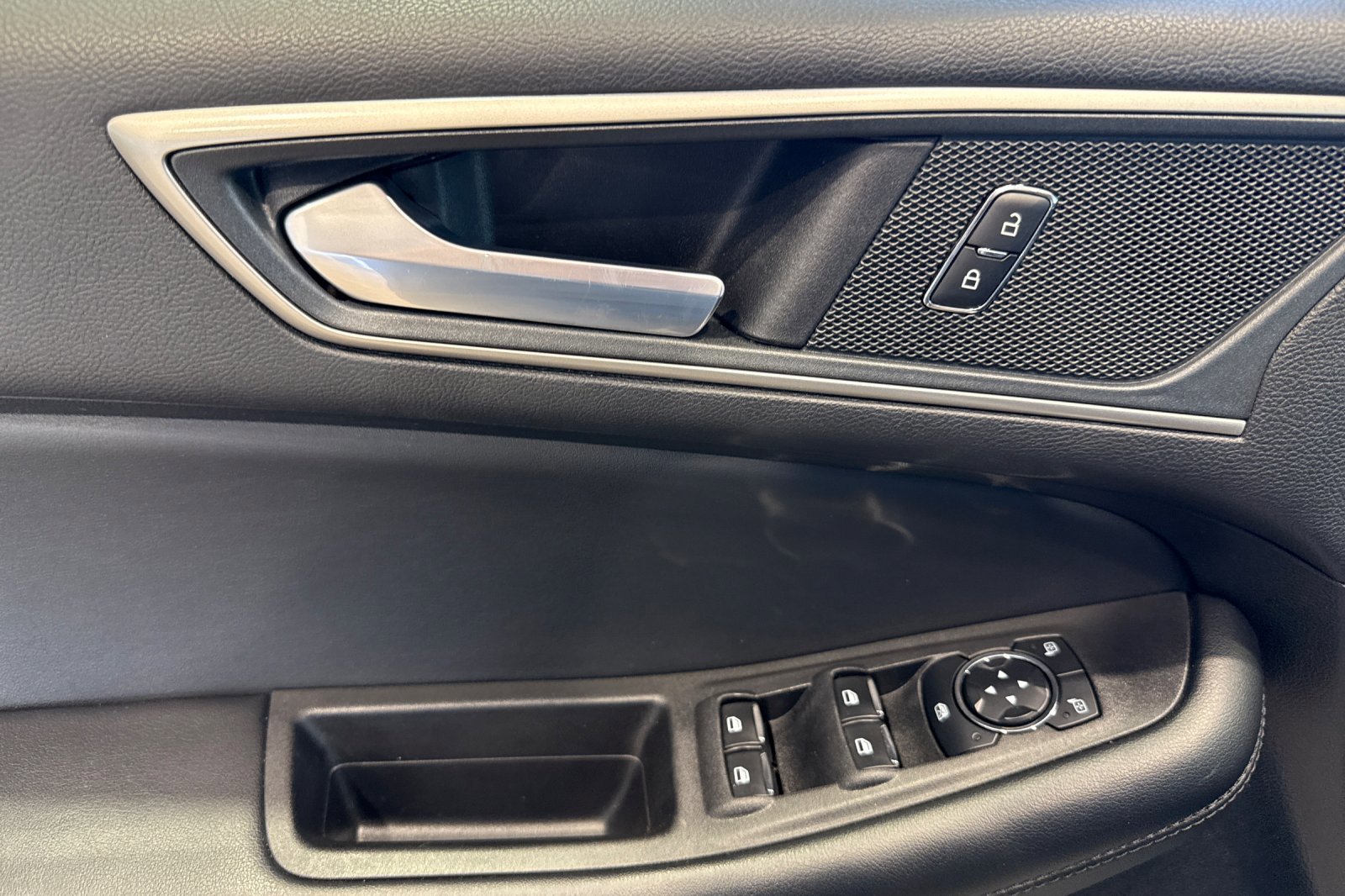 Used 2024 Ford Edge SEL image 11