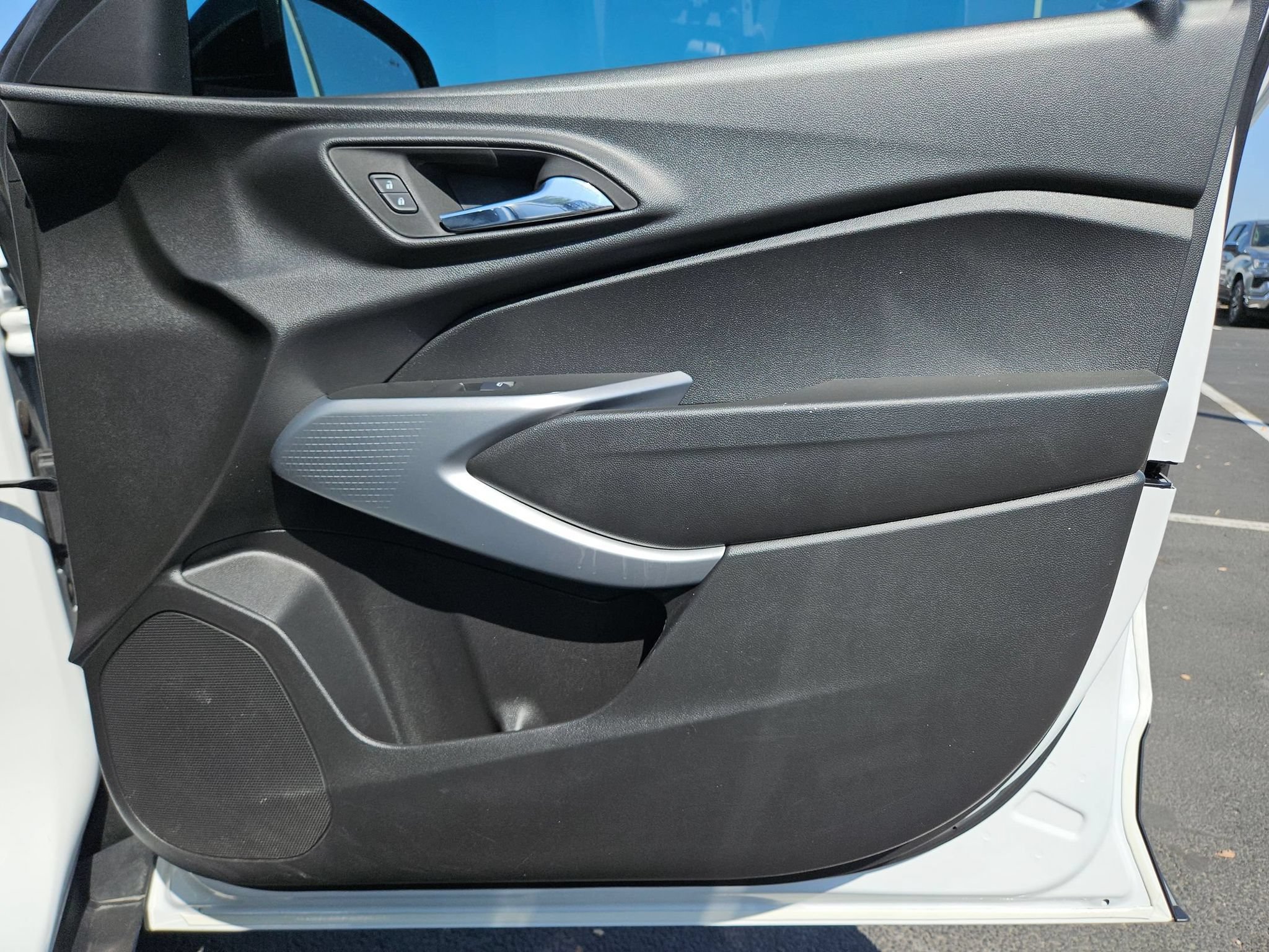 Certified 2025 Chevrolet Trax RS w/ Sunroof Package FWD image 30