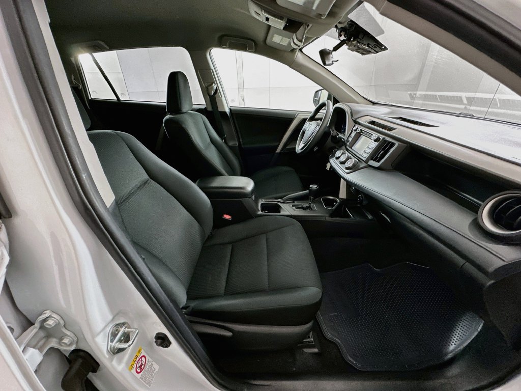 Used 2018 Toyota RAV4 LE FWD image 26