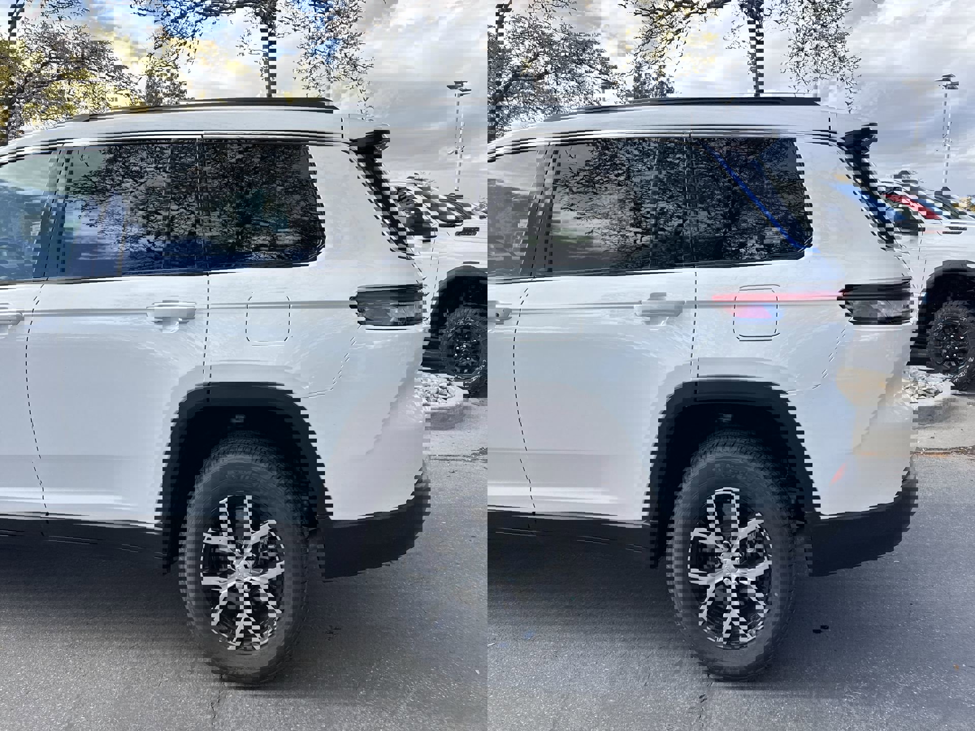 Certified 2025 Jeep Grand Cherokee L Limited w/ Trailer Tow Package image 12