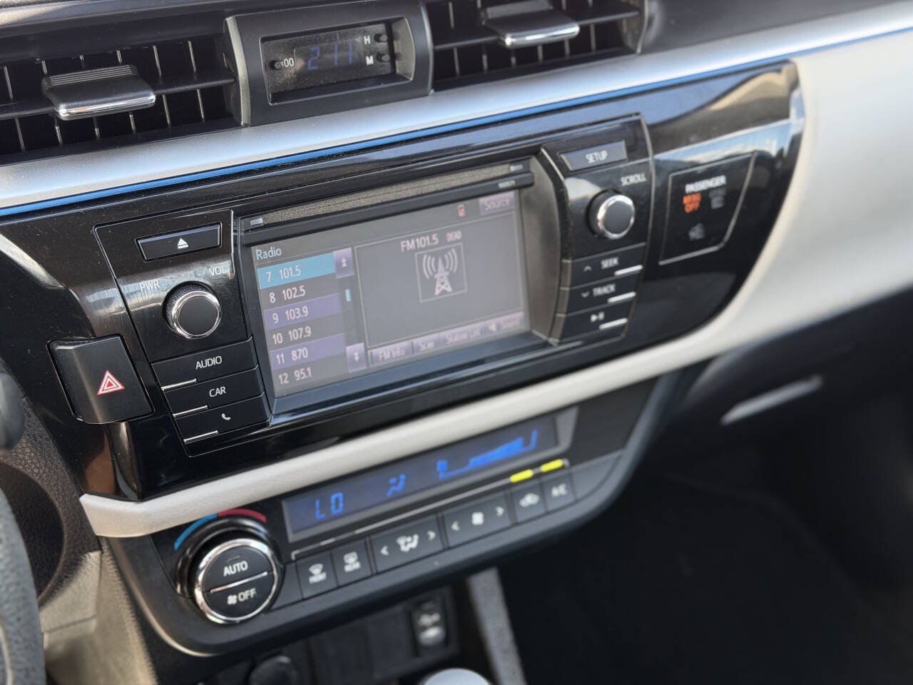 Used 2016 Toyota Corolla LE FWD image 11