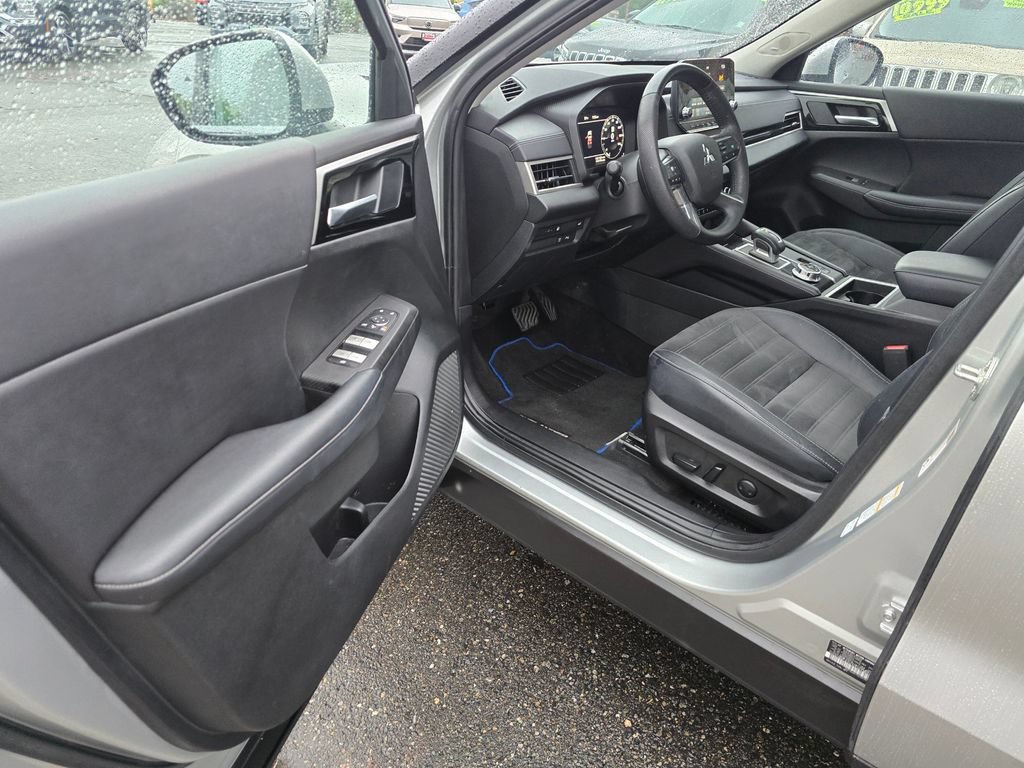 Used 2023 Mitsubishi Outlander 4WD Plug-In Hybrid image 15