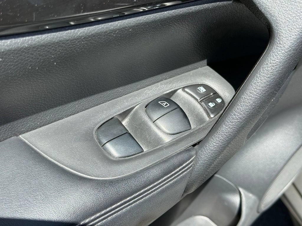 Used 2018 Nissan Rogue SV AWD/4WD image 33