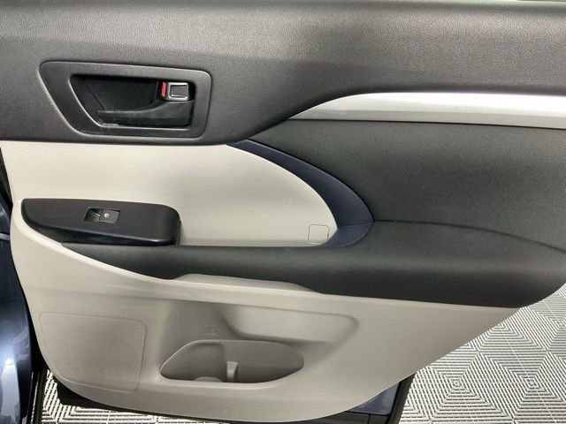 Used 2016 Toyota Highlander LE AWD/4WD image 11