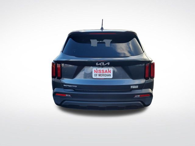 Used 2023 Kia Sorento LX image 4