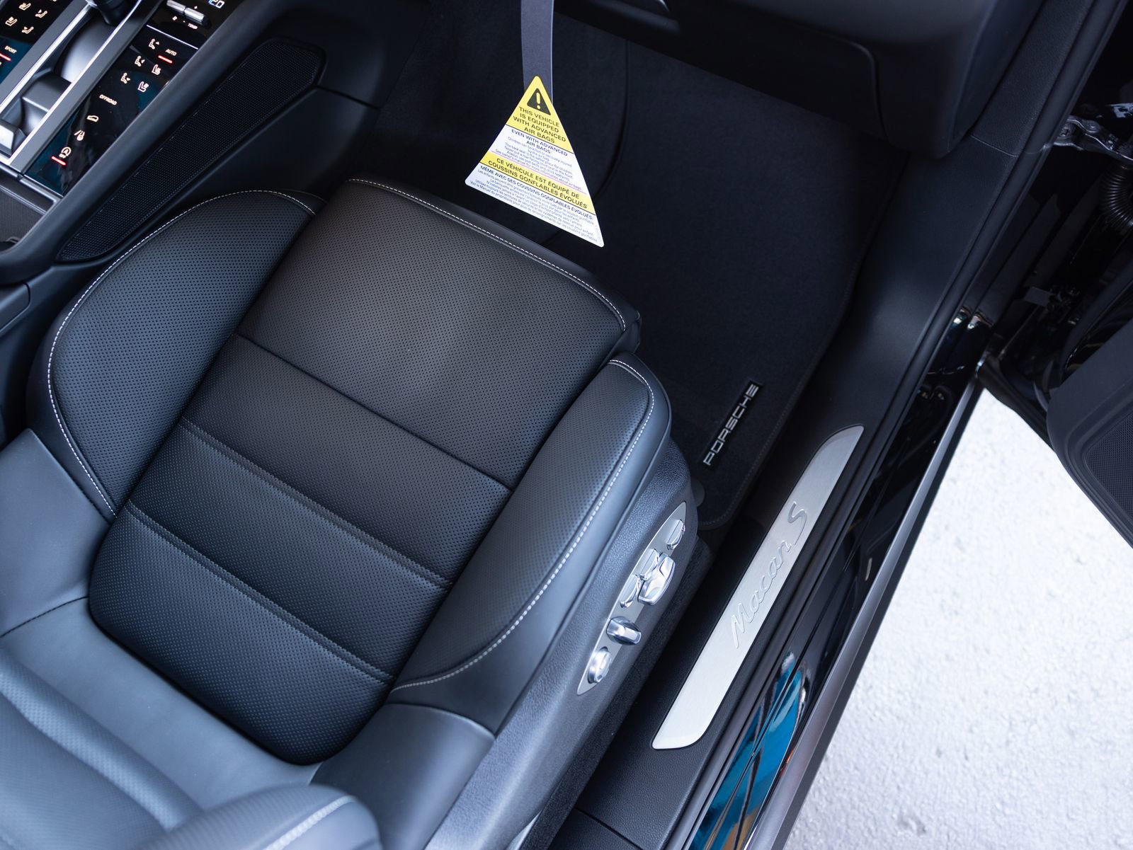 Certified 2025 Porsche Macan S image 31