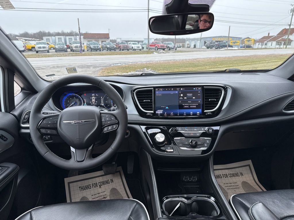 Used 2025 Chrysler Pacifica Limited image 40