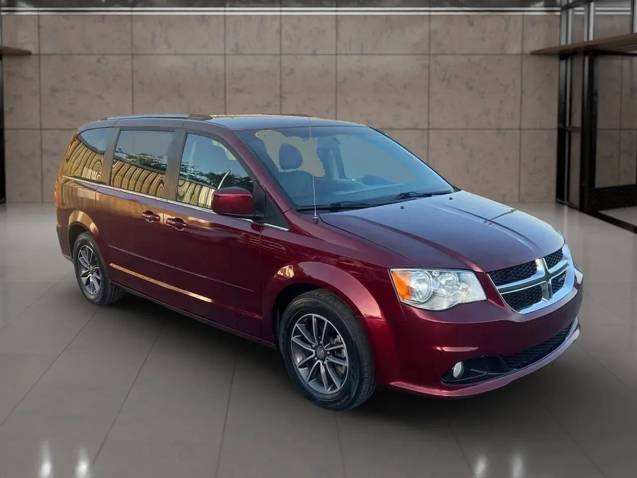 Used 2017 Dodge Grand Caravan SXT FWD image 2