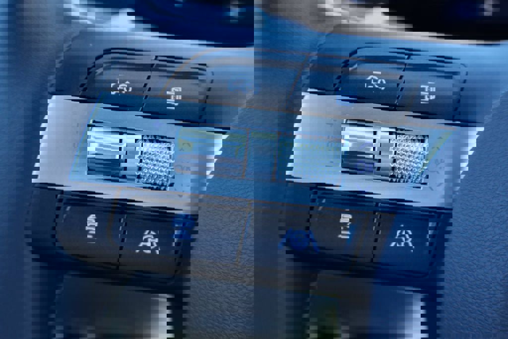 Used 2025 Hyundai Kona SEL image 12