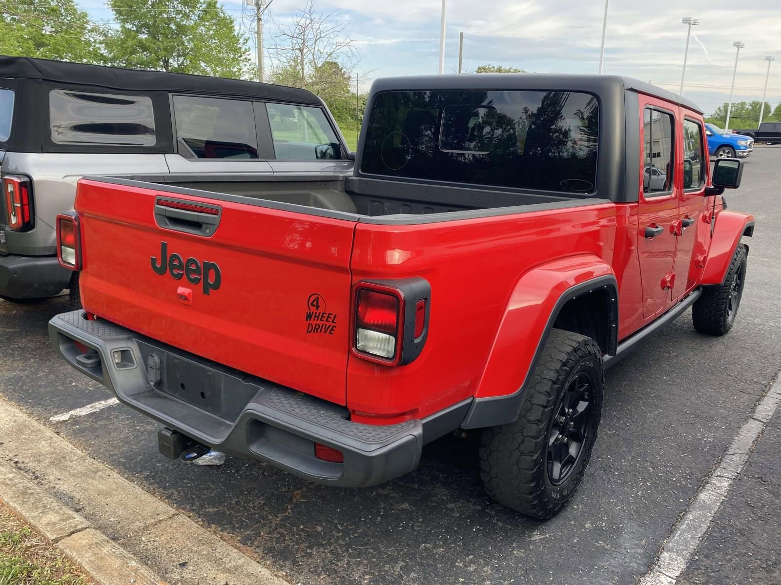 Used 2022 Jeep Gladiator Willys AWD/4WD image 7