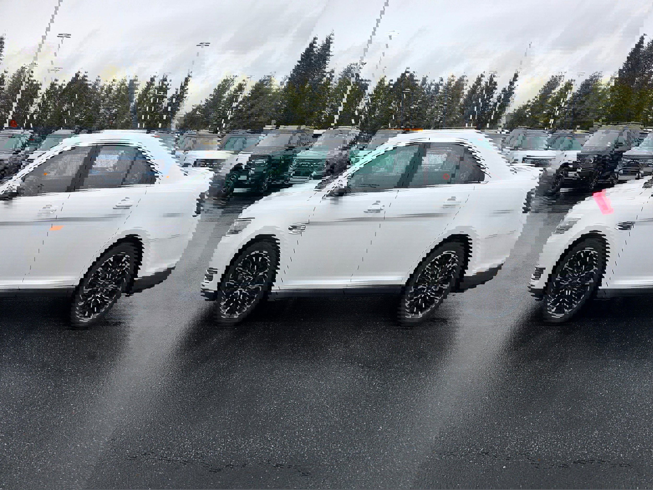 Used 2017 Ford Taurus Limited image 2