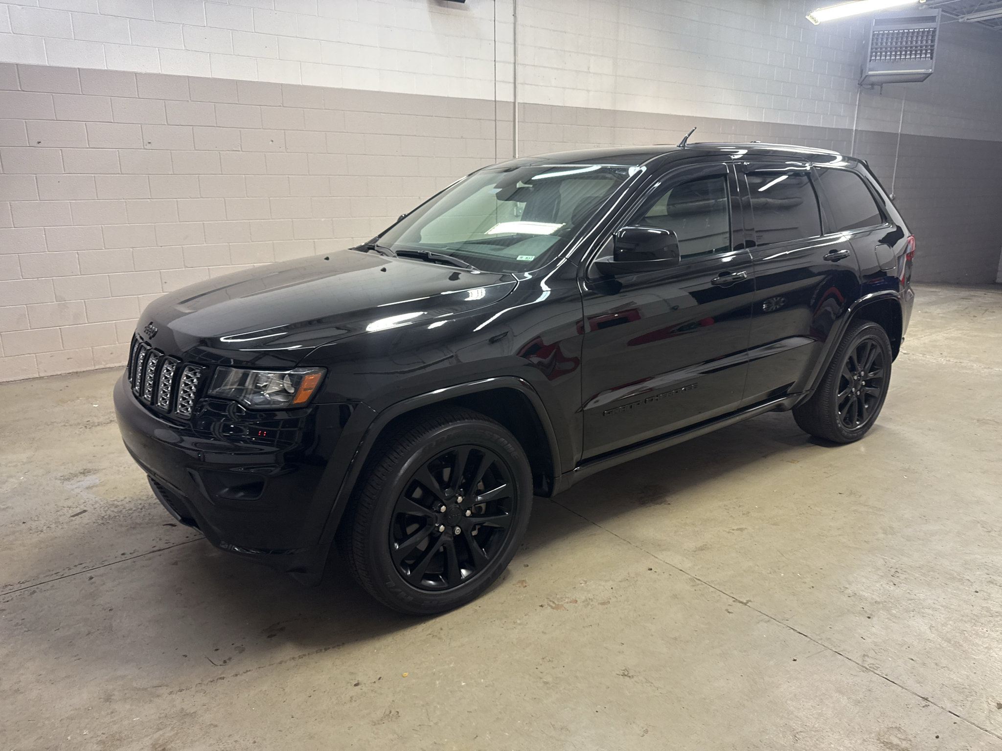 Used 2019 Jeep Grand Cherokee Altitude RWD image 3