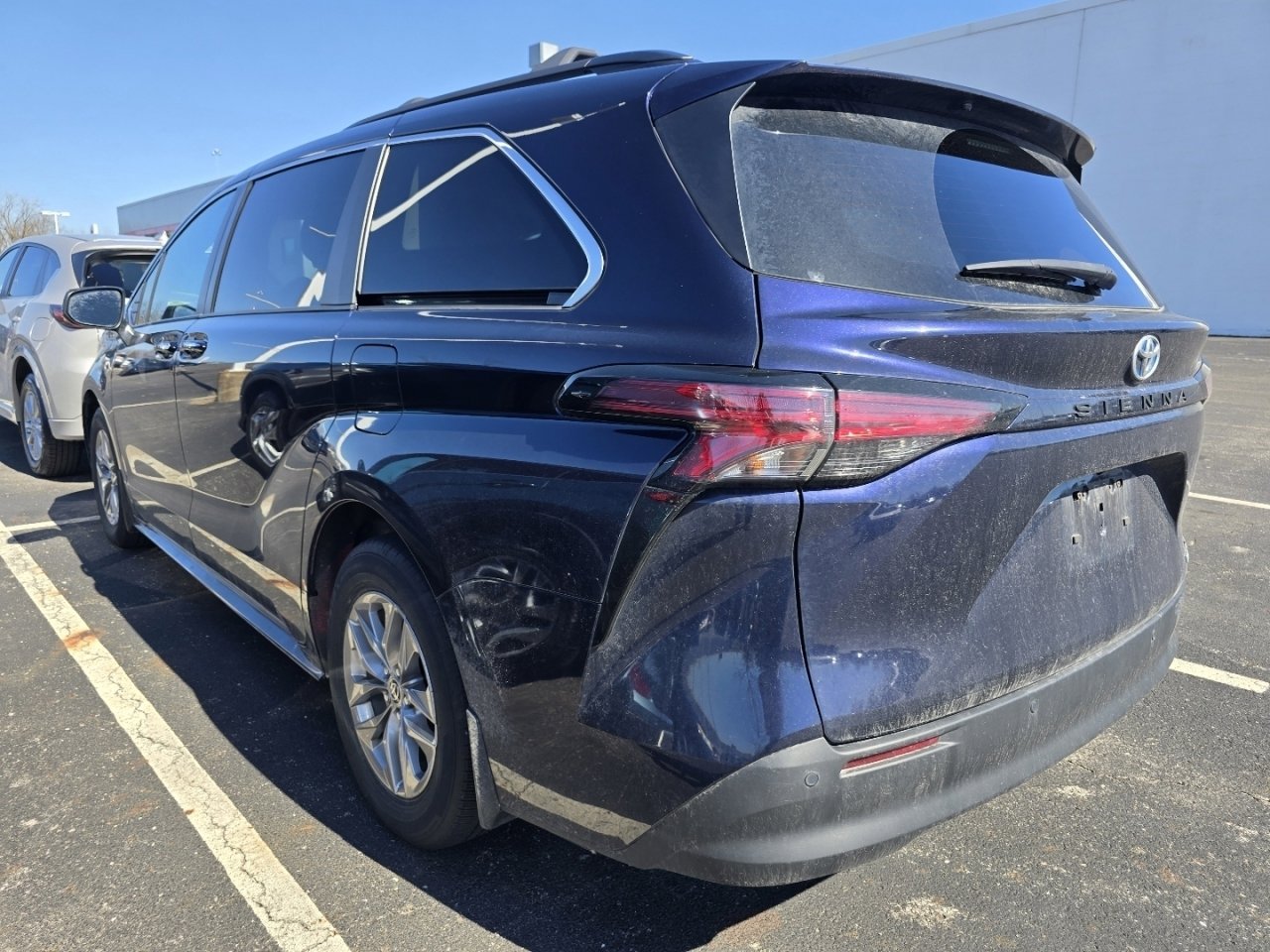 Used 2022 Toyota Sienna XLE image 5